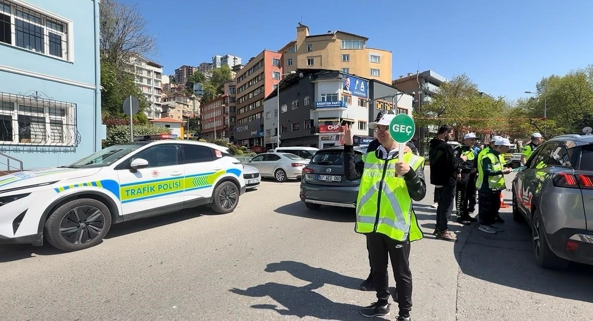 ZONGULDAK'TA 10-16 MAYIS ENGELLİLER HAFTASI KAPSAMINDA ÖZEL BİREYLERDEN OLUŞAN ÇOCUKLAR, POLİS VE...