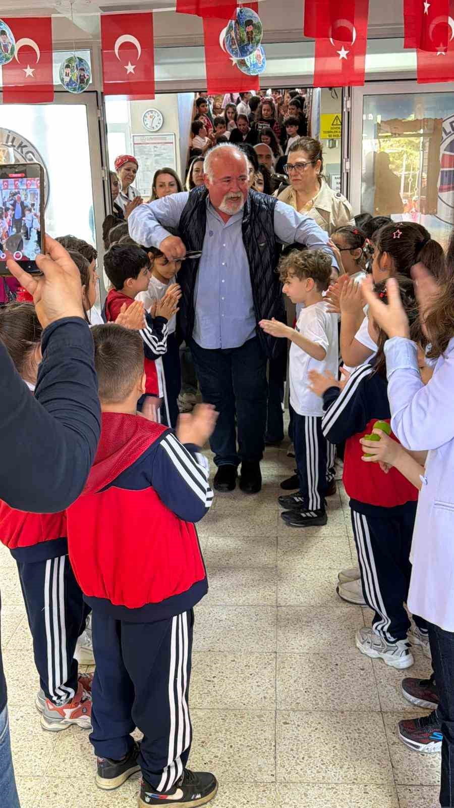 ZONGULDAK'TA 43 YILDIR GÖREV YAPAN ÖĞRETMEN ORHAN YILMAZ, EMEKLİYE AYRILMASI DOLAYISIYLA...