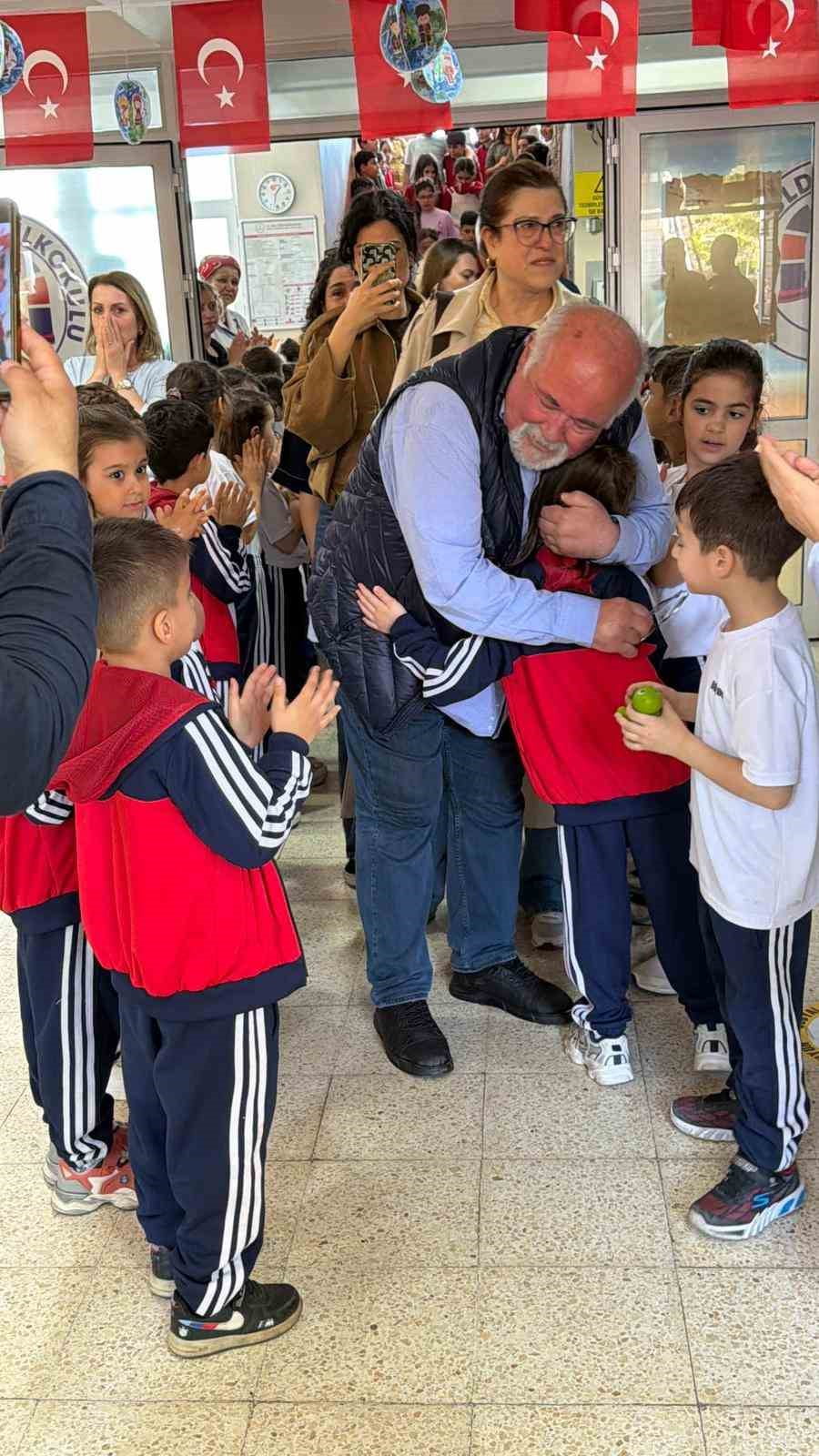 ZONGULDAK'TA 43 YILDIR GÖREV YAPAN ÖĞRETMEN ORHAN YILMAZ, EMEKLİYE AYRILMASI DOLAYISIYLA...
