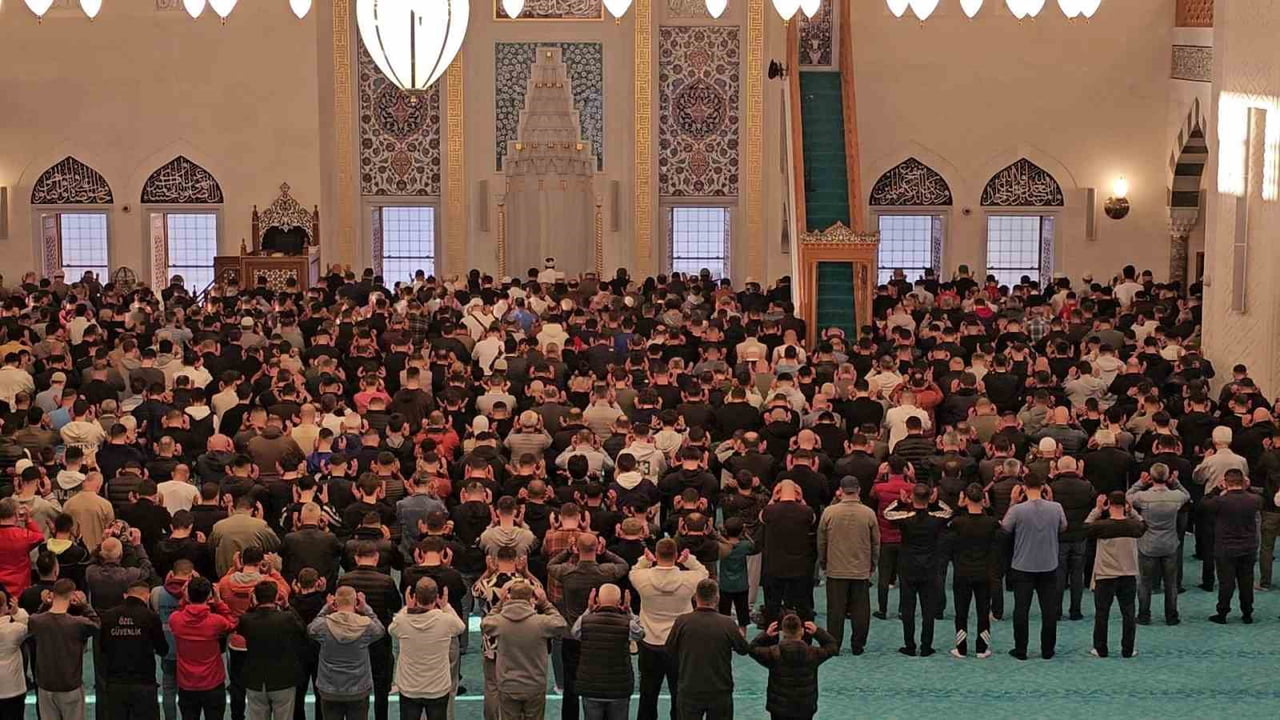 ZONGULDAK'TA KURBAN BAYRAMI NAMAZI KILINDI. NAMAZ SONRASI VATANDAŞLAR BİRBİRLERİYLE...