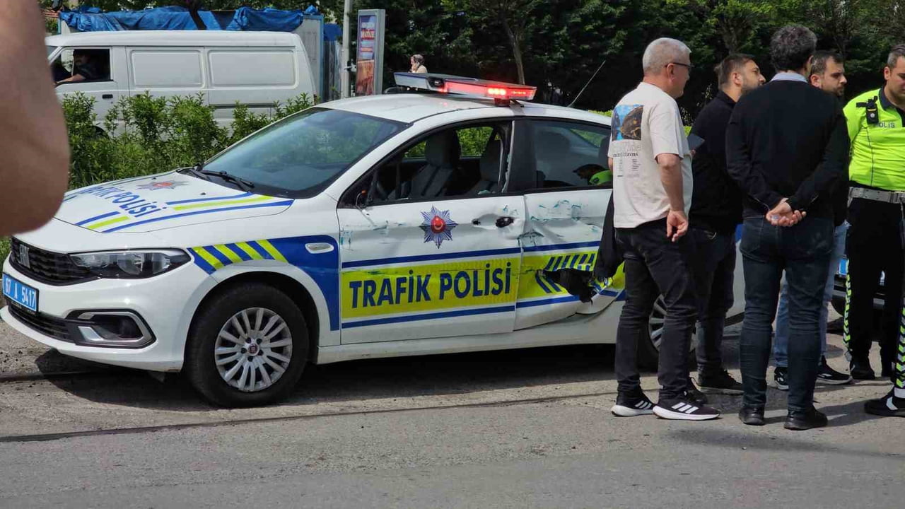 ZONGULDAK'TA LİMAN SAHASINA GİRMEK İÇİN GERİ MANEVRA YAPAN YÜK TRENİ, GÜZERGAH ÜZERİNDEKİ KAVŞAKTA...