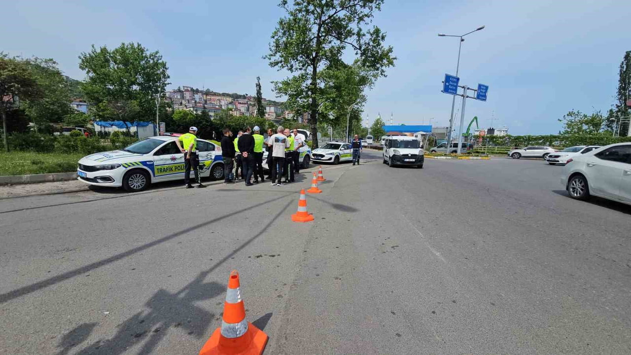 ZONGULDAK'TA LİMAN SAHASINA GİRMEK İÇİN GERİ MANEVRA YAPAN YÜK TRENİ, GÜZERGAH ÜZERİNDEKİ KAVŞAKTA...