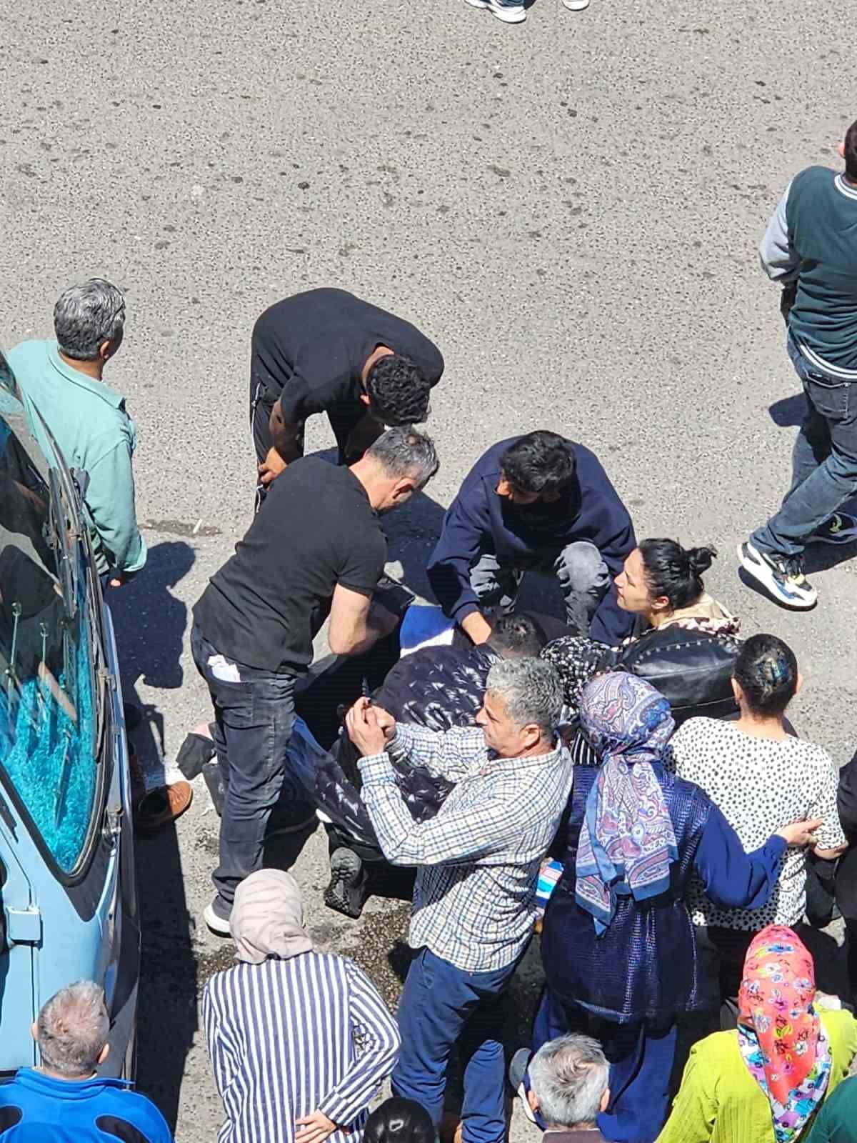 ZONGULDAK'TA YOLUN KARŞISINA GEÇMEYE ÇALIŞAN B.A. İSİMLİ KADINA MİNİBÜS ÇARPTI. ÇARPMANIN...