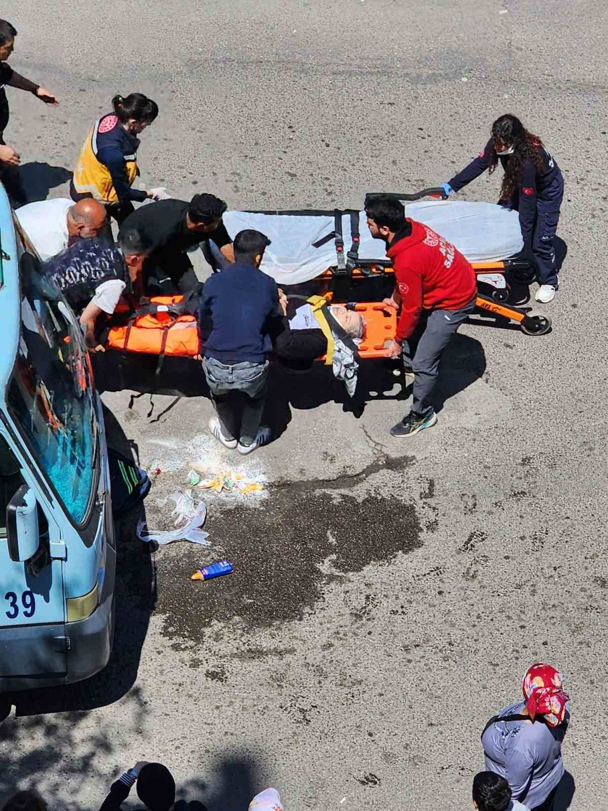 ZONGULDAK'TA YOLUN KARŞISINA GEÇMEYE ÇALIŞAN B.A. İSİMLİ KADINA MİNİBÜS ÇARPTI. ÇARPMANIN...