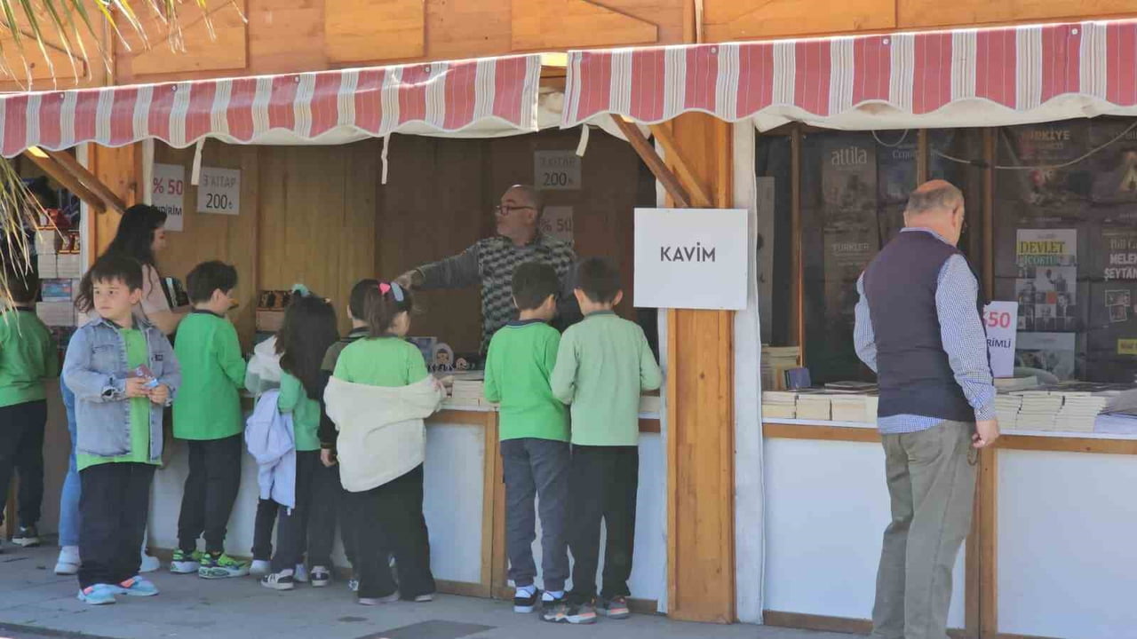 ZONGULDAK BELEDİYESİ'NİN SAHİL KORDONUNDA DÜZENLEDİĞİ KİTAP FUARI, 85 YAZAR VE 50 YAYINEVİNİ...