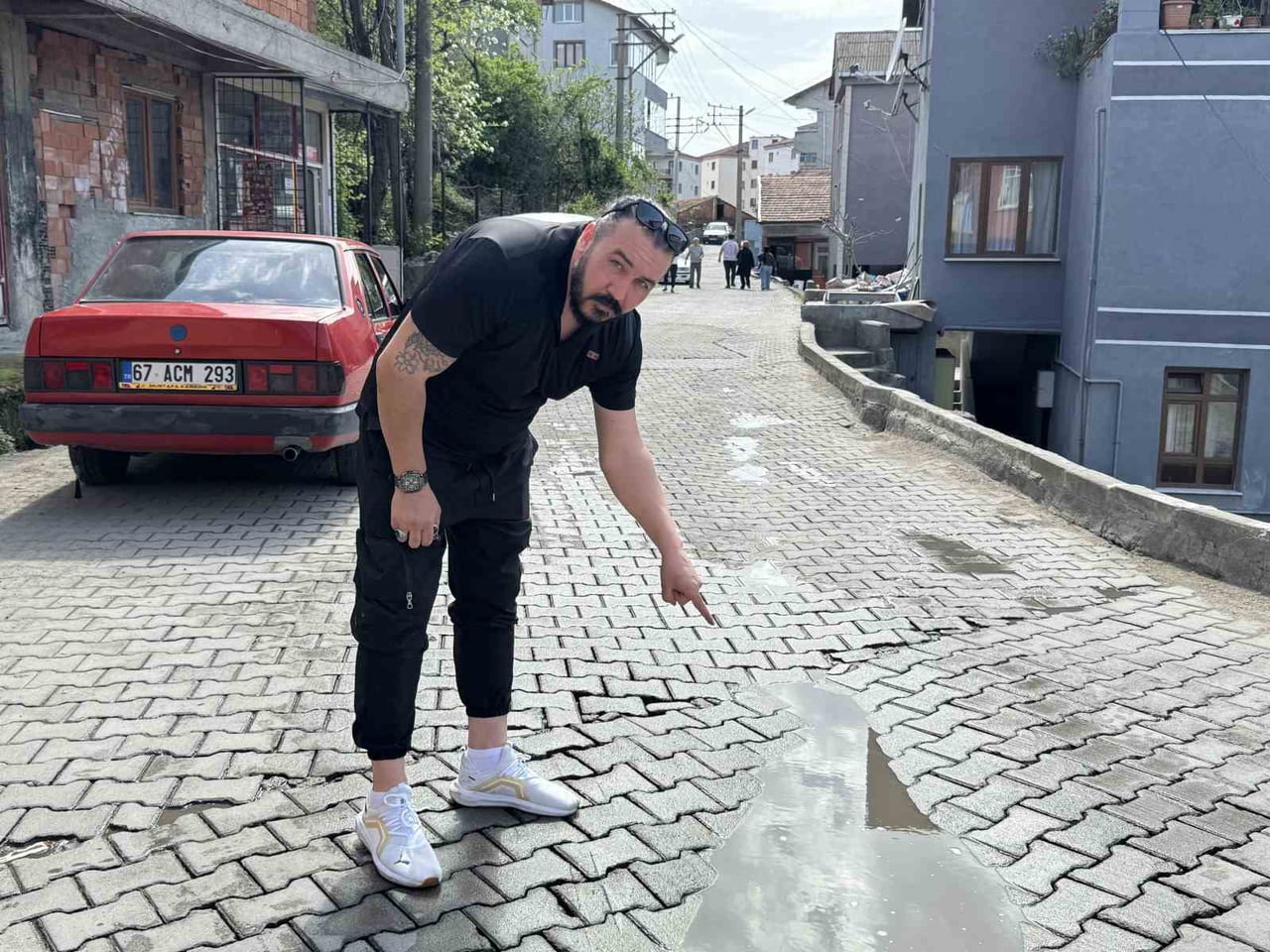 ZONGULDAK(İHA)-ZONGULDAK’TA TEPEBAŞI MAHALLESİNDE YAPILMAYAN YOL NEDENİYLE VATANDAŞ BELEDİYEYE...