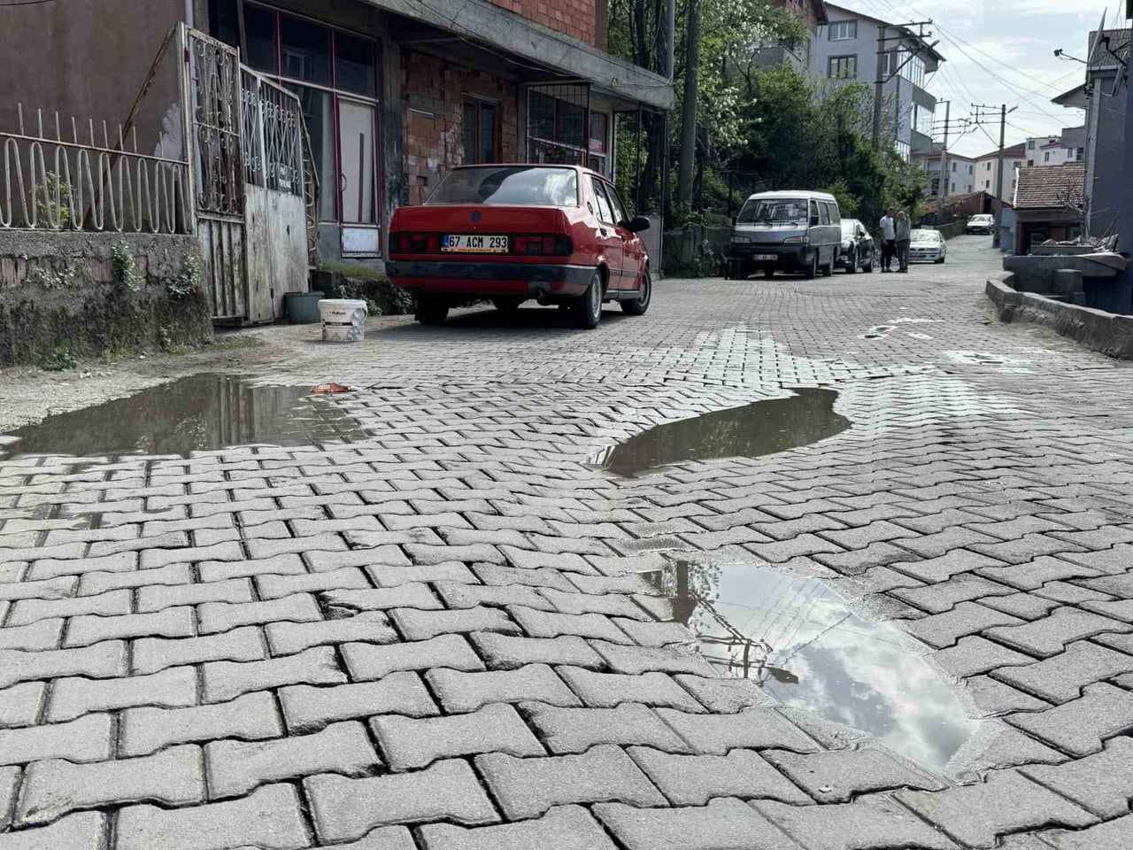 ZONGULDAK(İHA)-ZONGULDAK’TA TEPEBAŞI MAHALLESİNDE YAPILMAYAN YOL NEDENİYLE VATANDAŞ BELEDİYEYE...