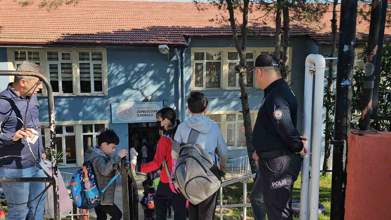 ZONGULDAK İLKOKULU'NDA ÖĞRENCİLERLE TENEFFÜSTE İP ATLAYAN POLİS MEMURU, GÖNÜLLERİ FETHETTİ. O...