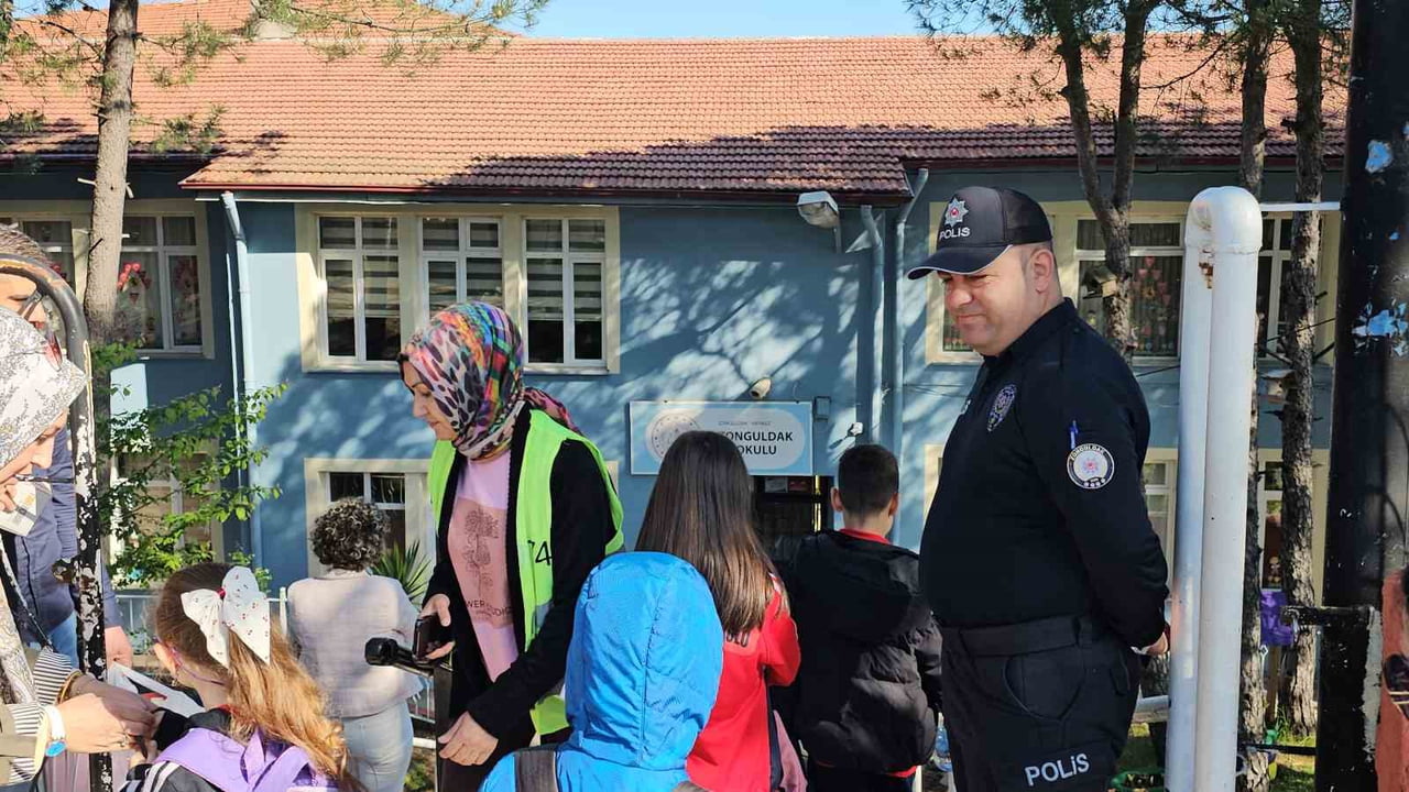 ZONGULDAK İLKOKULU'NDA ÖĞRENCİLERLE TENEFFÜSTE İP ATLAYAN POLİS MEMURU, GÖNÜLLERİ FETHETTİ. O...
