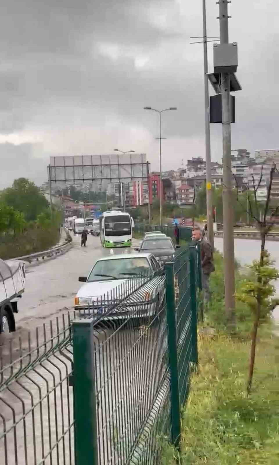 ZONGULDAK’IN ALAPLI İLÇESİNDE ETKİLİ OLAN SAĞANAK YAĞIŞ, ZONGULDAK-İSTANBUL KARA YOLUNDA ULAŞIMI...