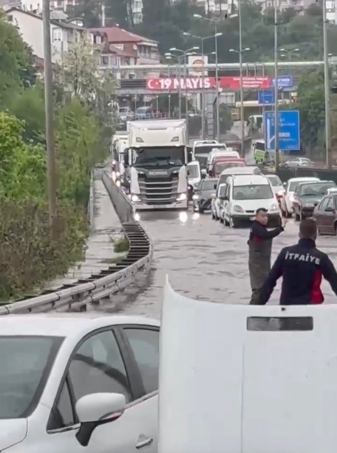 ZONGULDAK’IN ALAPLI İLÇESİNDE ETKİLİ OLAN SAĞANAK YAĞIŞ, ZONGULDAK-İSTANBUL KARA YOLUNDA ULAŞIMI...