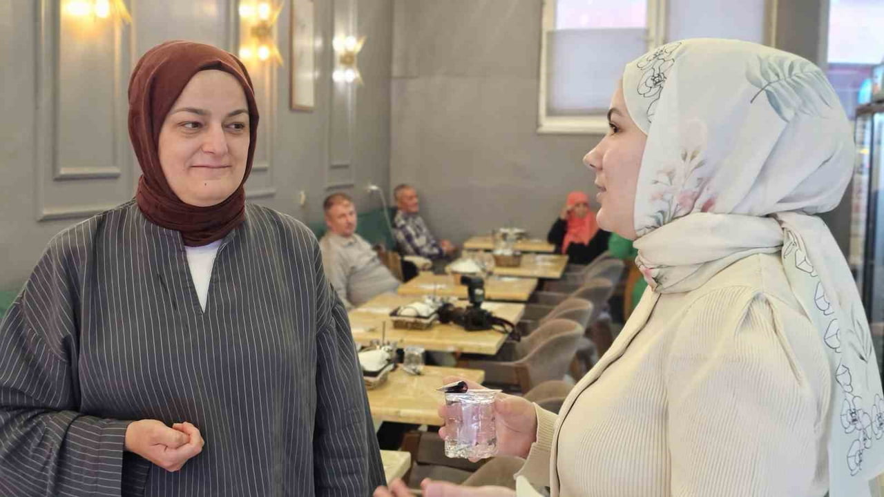 ZONGULDAK’IN DEVREK İLÇESİNDE EŞİYLE BİRLİKTE KURDUKLARI RESTORANDA 11 KADINA İSTİHDAM SAĞLAYAN 50...