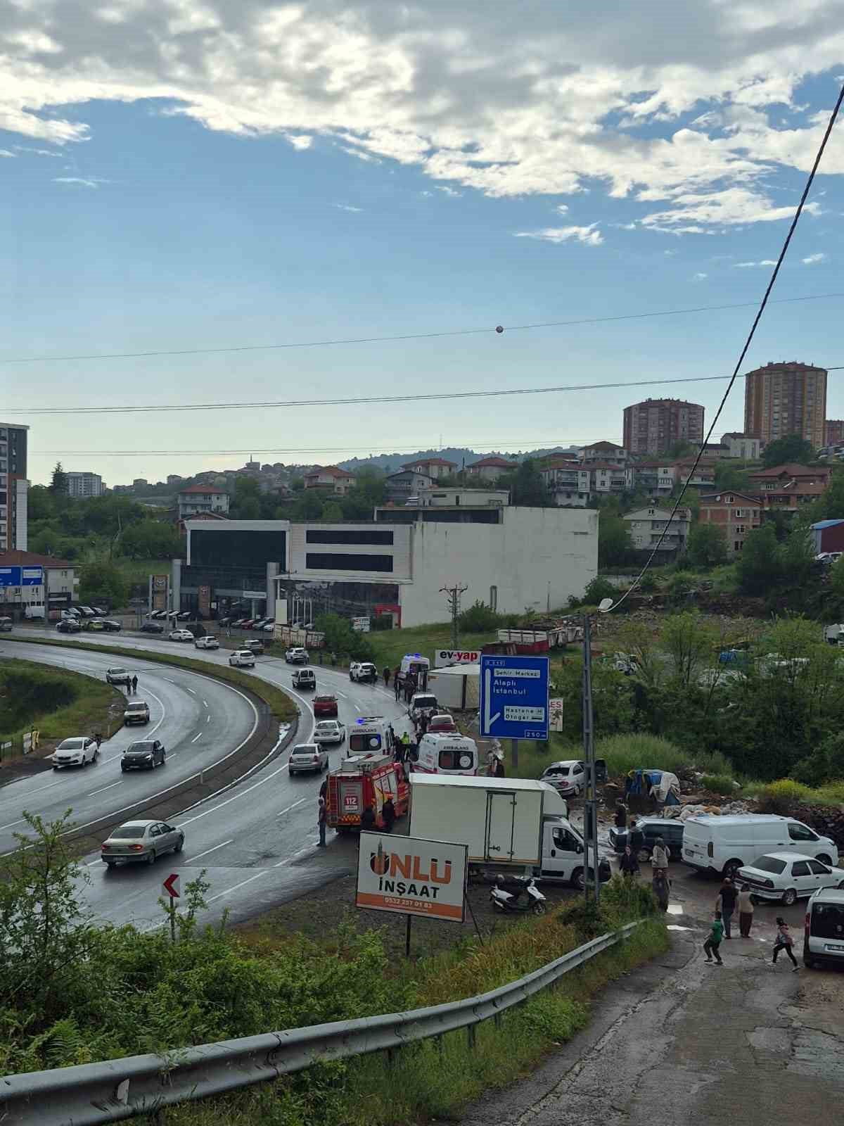 ZONGULDAK’IN EREĞLİ İLÇESİNDE TIR İLE OTOMOBİLİN ÇARPIŞTIĞI TRAFİK KAZASINDA 6 KİŞİ YARALANDI....