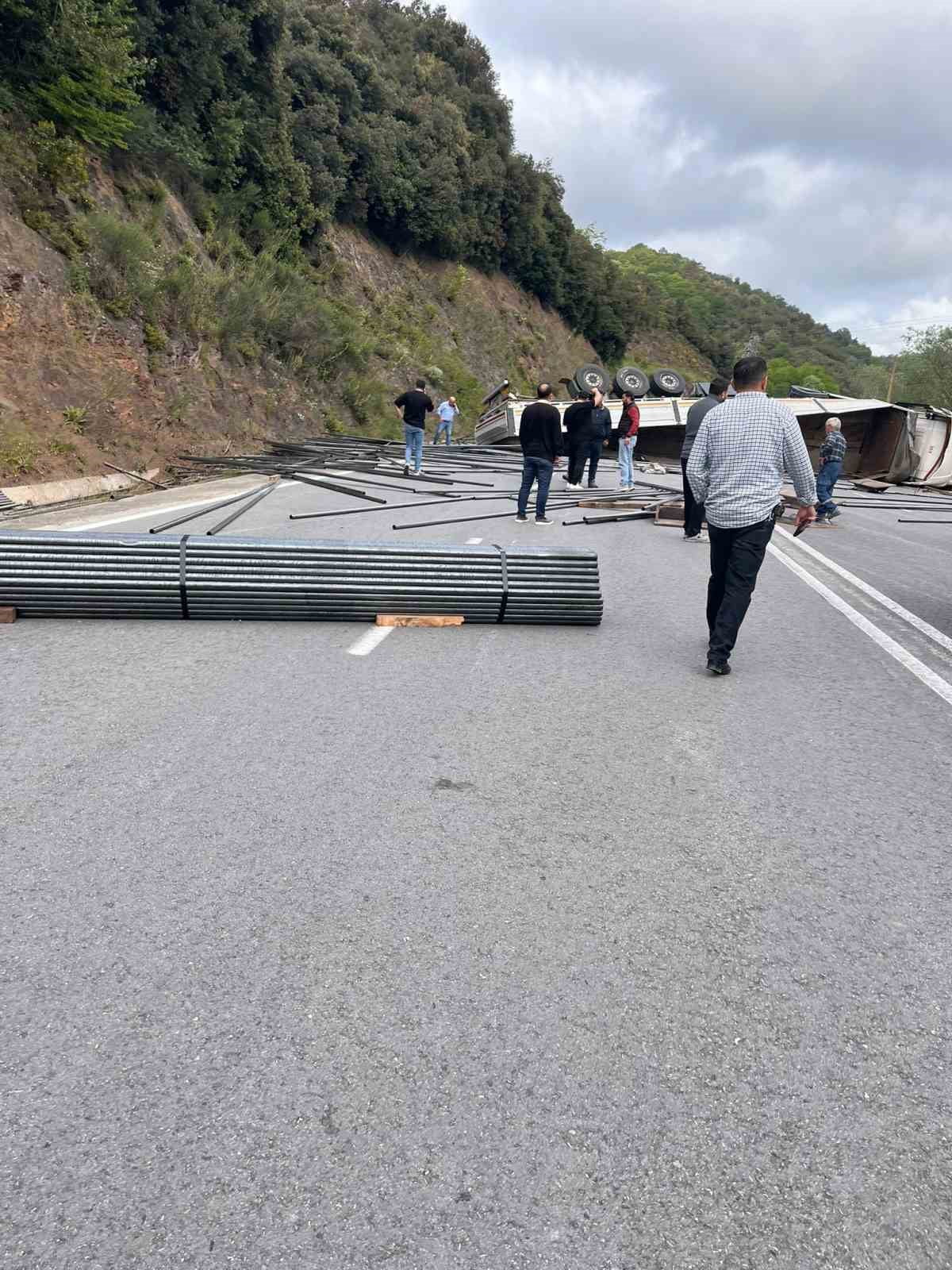 ZONGULDAK’IN KARADENİZ EREĞLİ İLÇESİNDE ORGANİZE SANAYİ BÖLGESİ (OSB) YOLUNDA MEYDANA GELEN TRAFİK...