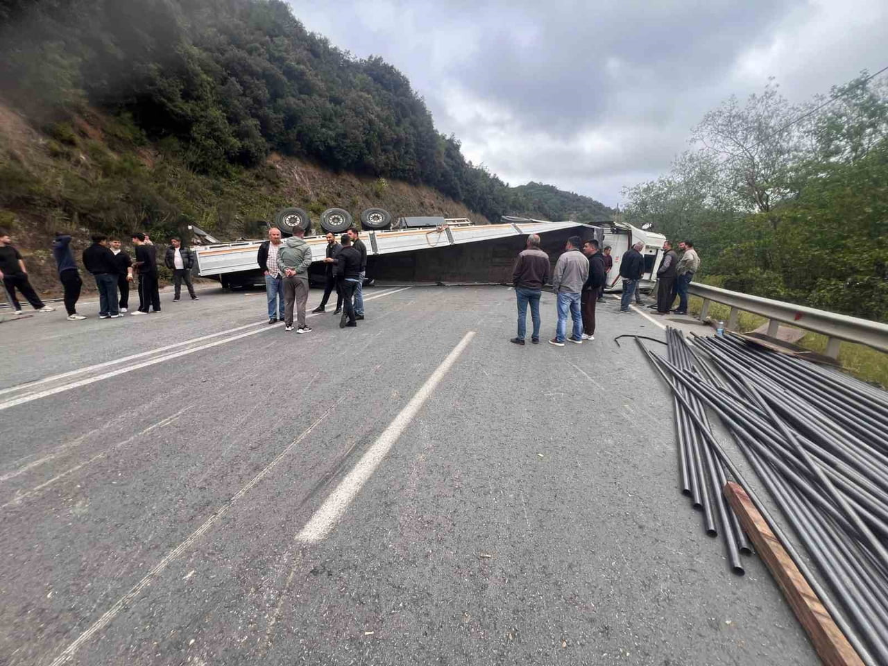 ZONGULDAK’IN KARADENİZ EREĞLİ İLÇESİNDE ORGANİZE SANAYİ BÖLGESİ YOLUNDA KONTROLDEN ÇIKAN TIRIN...