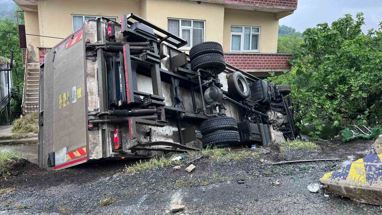 ZONGULDAK’IN KARADENİZ EREĞLİ İLÇESİNE BAĞLI KIZILCAPINAR KÖYÜ MEVKİİNDE MEYDANA GELEN TRAFİK...