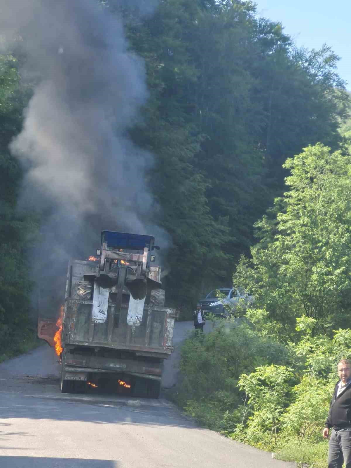 ZONGULDAK’IN KOZLU İLÇESİNE BAĞLI DAĞKÖY KÖYÜNDE SEYİR HALİNDEKİ BİR KAMYONDA ÇIKAN YANGIN...