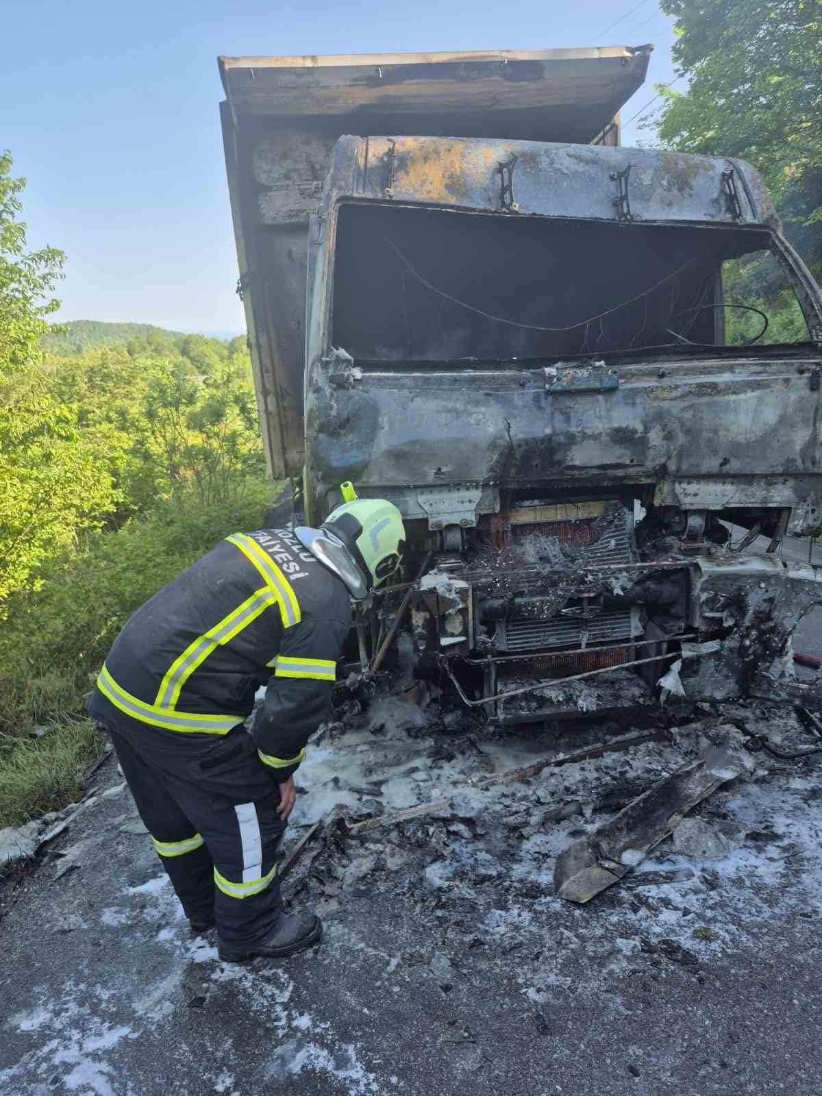 ZONGULDAK’IN KOZLU İLÇESİNE BAĞLI DAĞKÖY KÖYÜNDE SEYİR HALİNDEKİ BİR KAMYONDA ÇIKAN YANGIN...