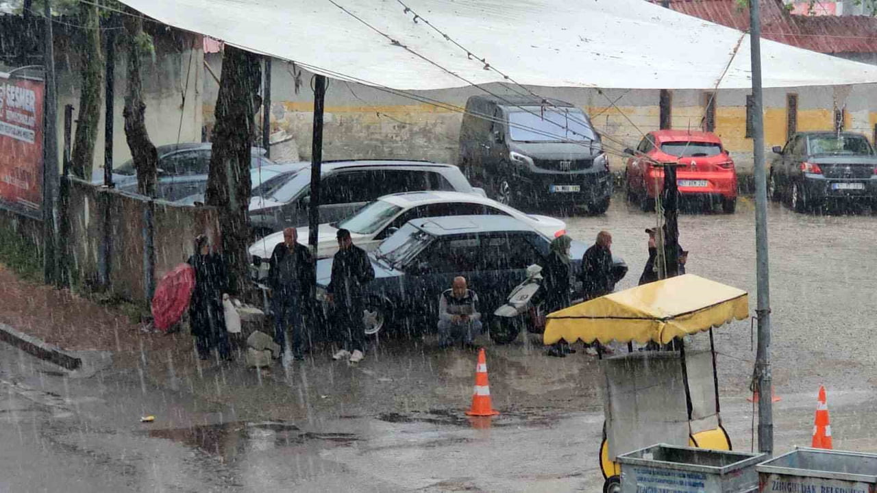 ZONGULDAK KENT MERKEZİNDE YAĞIŞ ETKİLİ OLDU