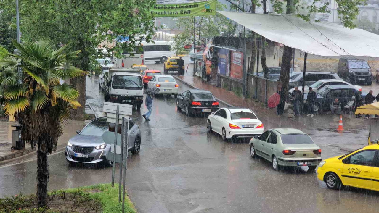ZONGULDAK KENT MERKEZİNDE YAĞIŞ ETKİLİ OLDU