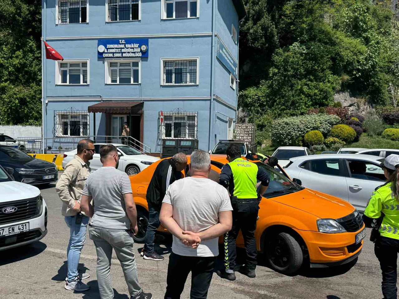 ZONGULDAK’TA TRAFİK UYGULAMASINDA ARANMASI BULUNAN Ü.R.G İSİMLİ ŞAHIS TAKSİ KULLANIRKEN...
