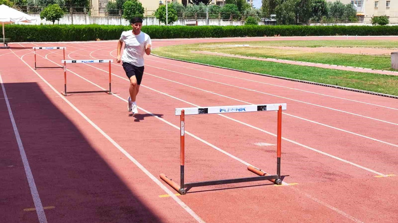 100 METRE ENGELLİ BRANŞINDA 5 KEZ TÜRKİYE ŞAMPİYONU OLAN GENÇ SPORCU, OLİMPİYATLARDA TÜRKİYE'Yİ...