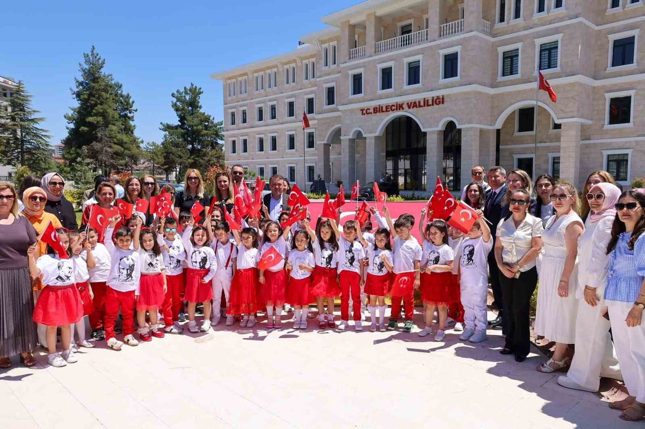 1071 ÖĞRENCİNİN EMEĞİYLE HAZIRLANAN MOZAİK TÜRK BAYRAĞI AÇILDI