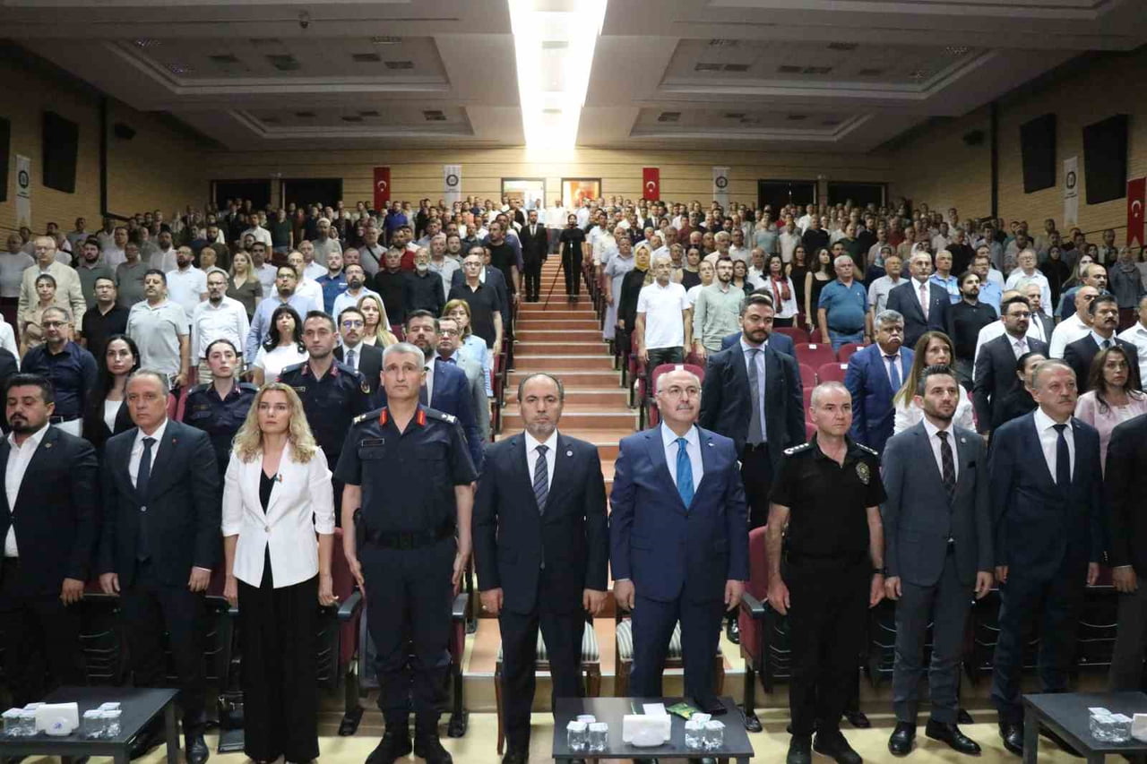 15 TEMMUZ ŞEHİTLER ANADOLU LİSESİ KONFERANS SALONU'NDA DÜZENLENEN PROGRAMA; DENİZLİ VALİSİ YAVUZ...
