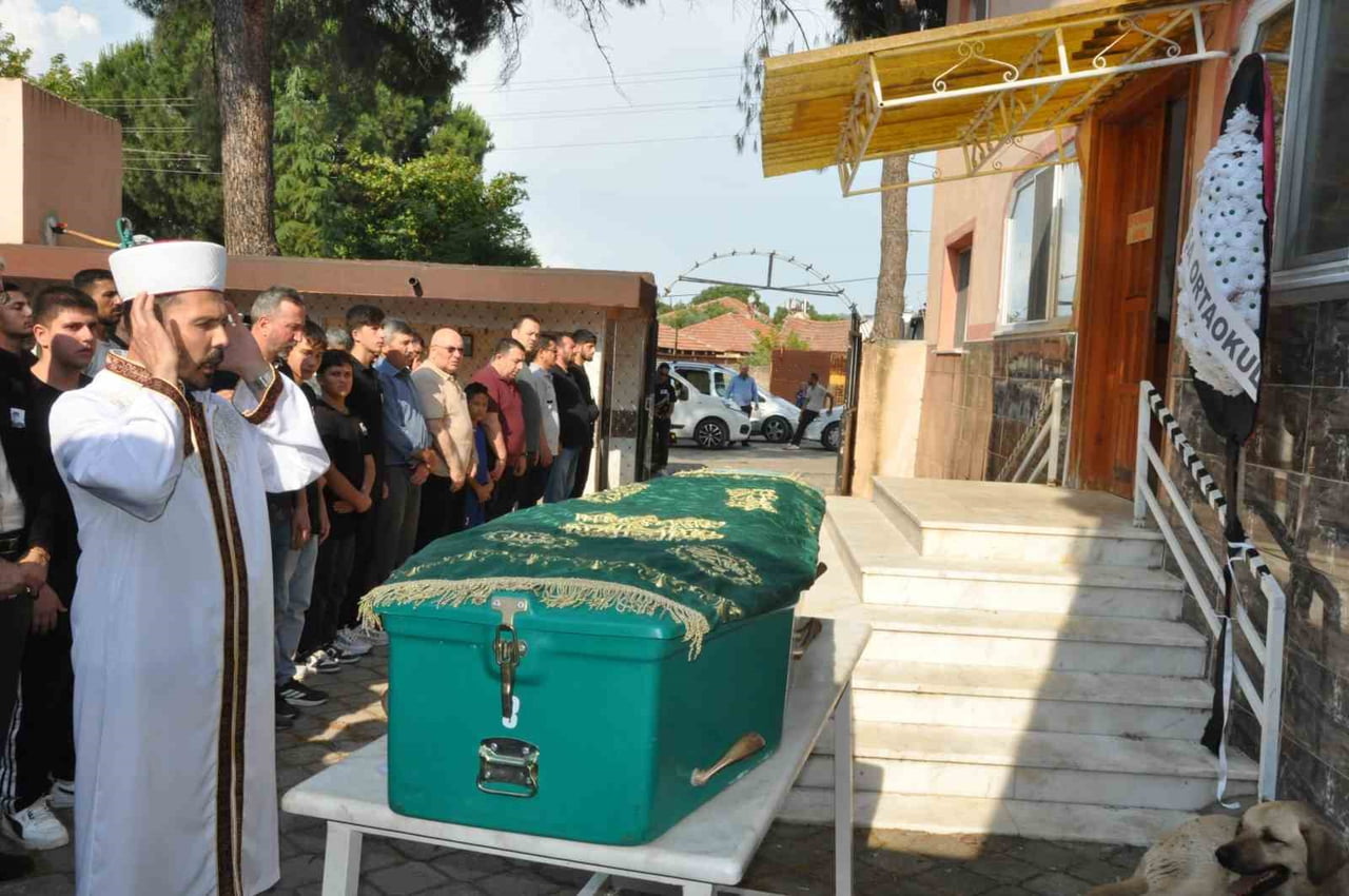 15 YAŞINDAKİ ERDEM'İN CENAZESİ, MEMLEKETİ MANİSA'NIN SALİHLİ İLÇESİNDE DÜN TOPRAĞA...