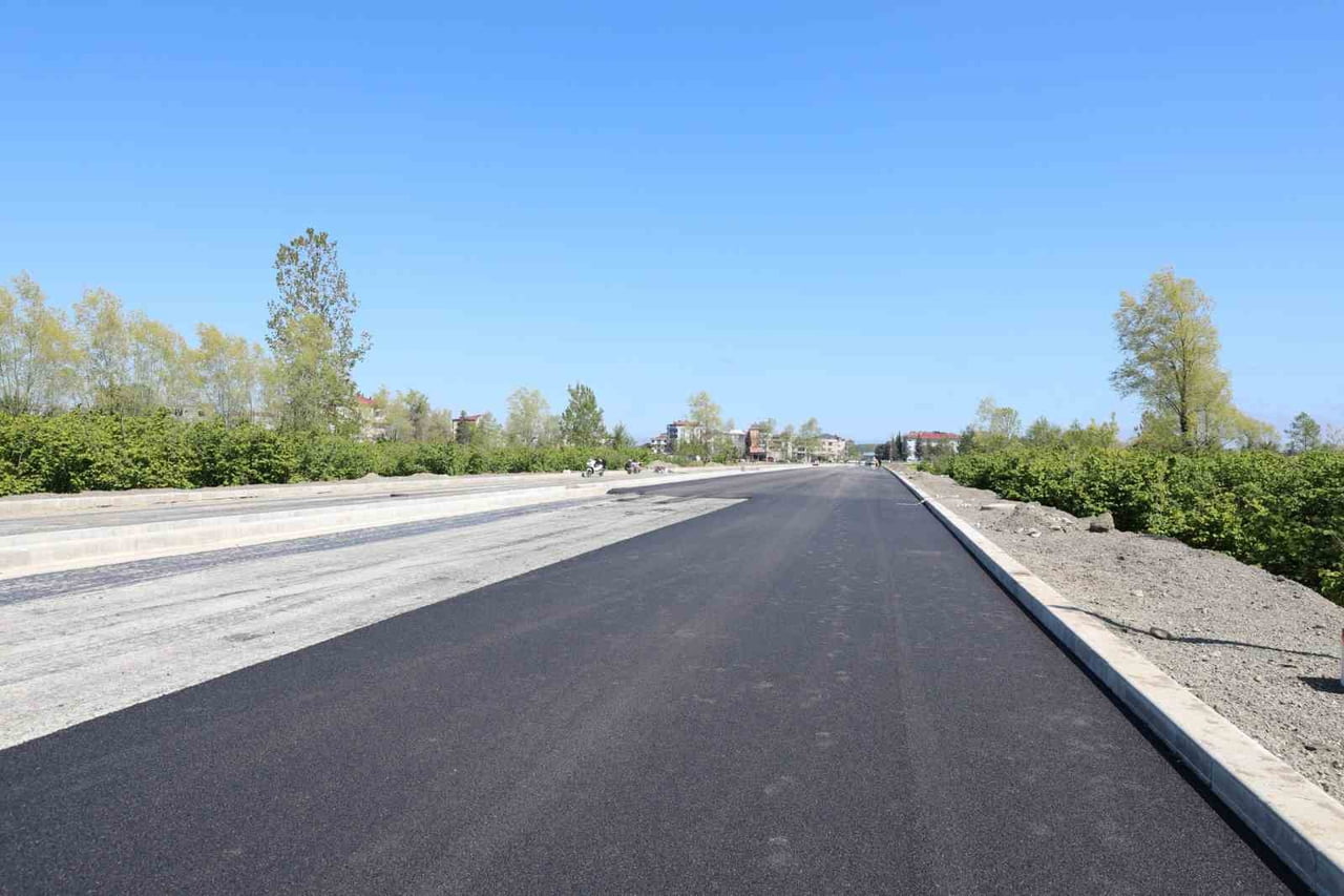 17 İLÇEDE YOL YAPIM, BAKIM VE ONARIM ÇALIŞMALARINI SÜRDÜREN SAMSUN BÜYÜKŞEHİR BELEDİYESİ BİR...