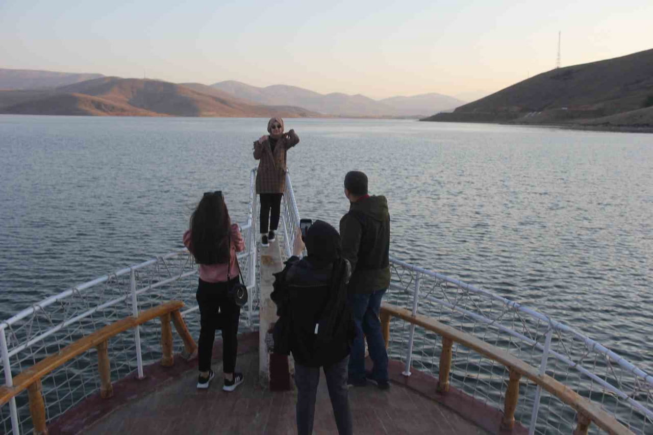 1700 RAKIMDAKİ DOĞA HARİKASI GÖL TURİSTLERİN İLGİ ODAĞI