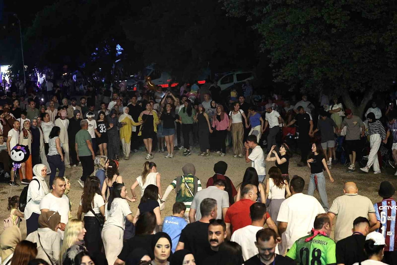 2. NİLÜFER KARADENİZ FESTİVALİ’NİN İKİNCİ GÜNÜ DE DOLU DOLU GEÇTİ. HORON VE TÜRKÜLERLE GEÇEN...