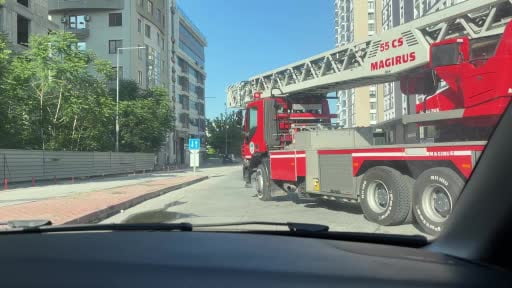20 katlı binada yangın paniği, bina sakinleri sokağa döküldü