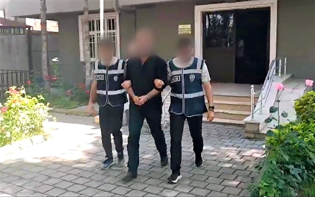 20 YIL 5 AY KESİNLEŞMİŞ HAPİS CEZASIYLA ARANAN FİRARİ TRAFİK EKİPLERİNE TAKILDI