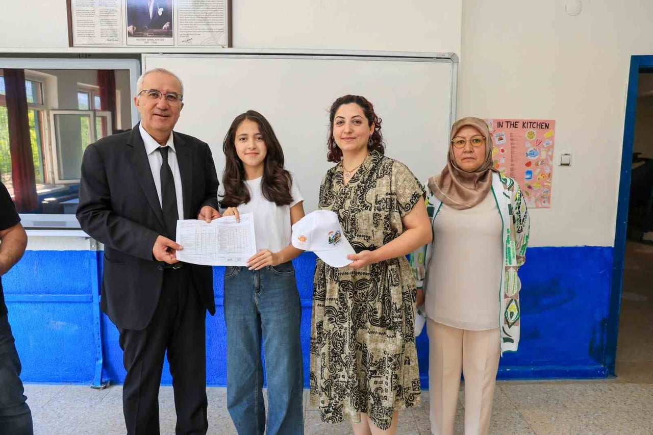 2025-2026 EĞİTİM-ÖĞRETİM YILI’NIN SONA ERMESİYLE BİRLİKTE ÇAMELİ’DE ÖĞRENCİLER KARNE SEVİNCİNİ...
