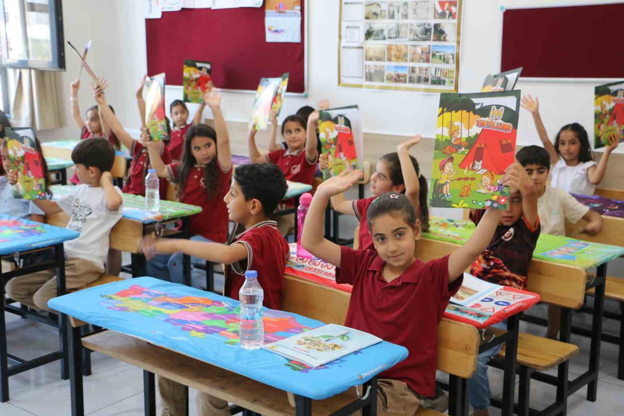 2025-2026 EĞİTİM-ÖĞRETİM YILININ SONA ERMESİYLE BİRLİKTE DİYARBAKIR’DA BİNLERCE ÖĞRENCİ KARNE...