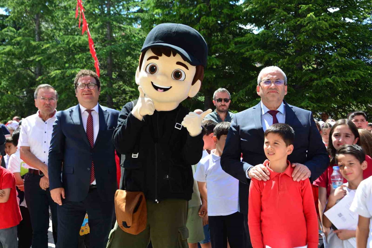 2025-2026 YILI EĞİTİM VE ÖĞRETİM YILI SONUNA GELEN ÖĞRENCİLER KARNELERİNİ ALMANIN SEVİNCİNİN...