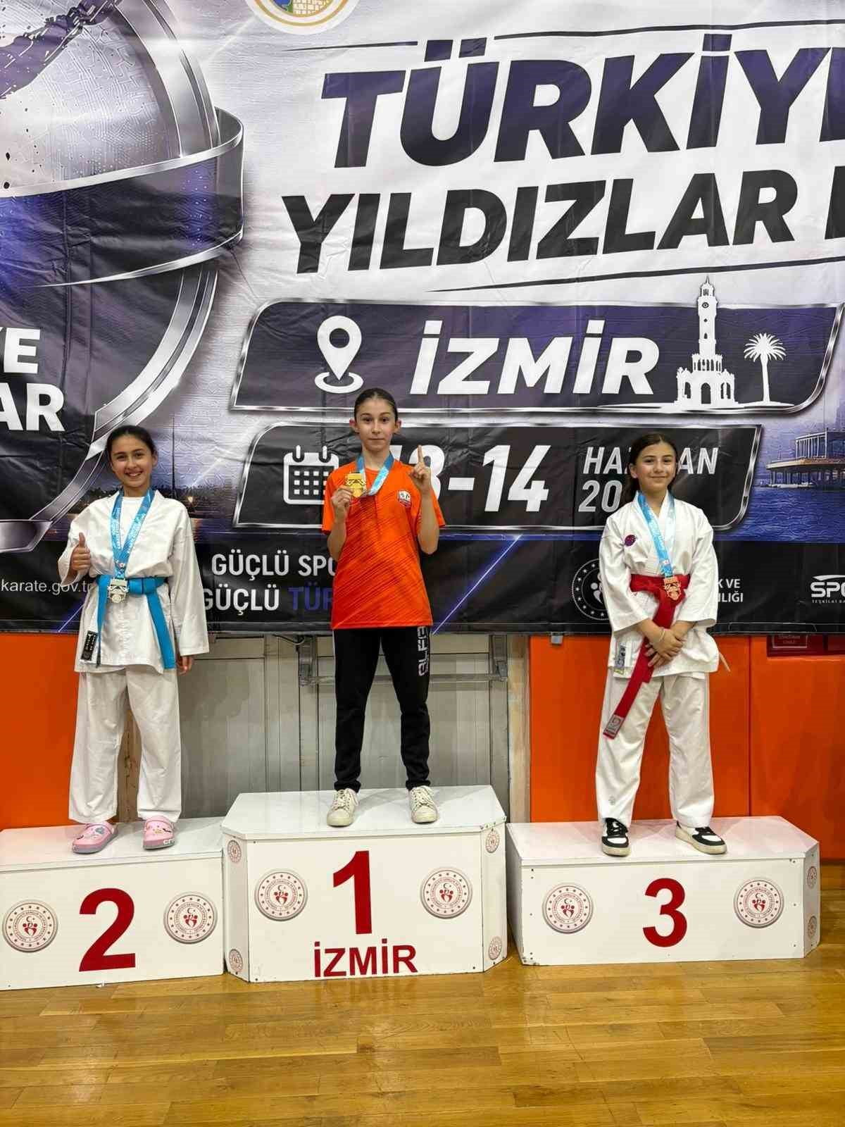 29 SPORCU İLE ALİAĞALI KARATECİLER EGE LİGİ'NDEN 12 MADALYA İLE DÖNDÜ.