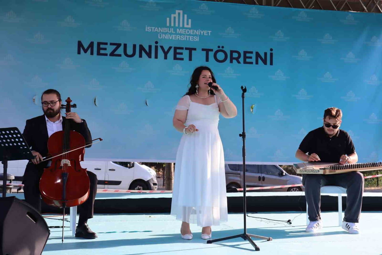 29 YAŞINDAKİ RABİA AYTEK, OKULUNDAKİ İLK VE TEK OTİZMLİ ÖĞRENCİ OLARAK İSTANBUL MEDENİYET...