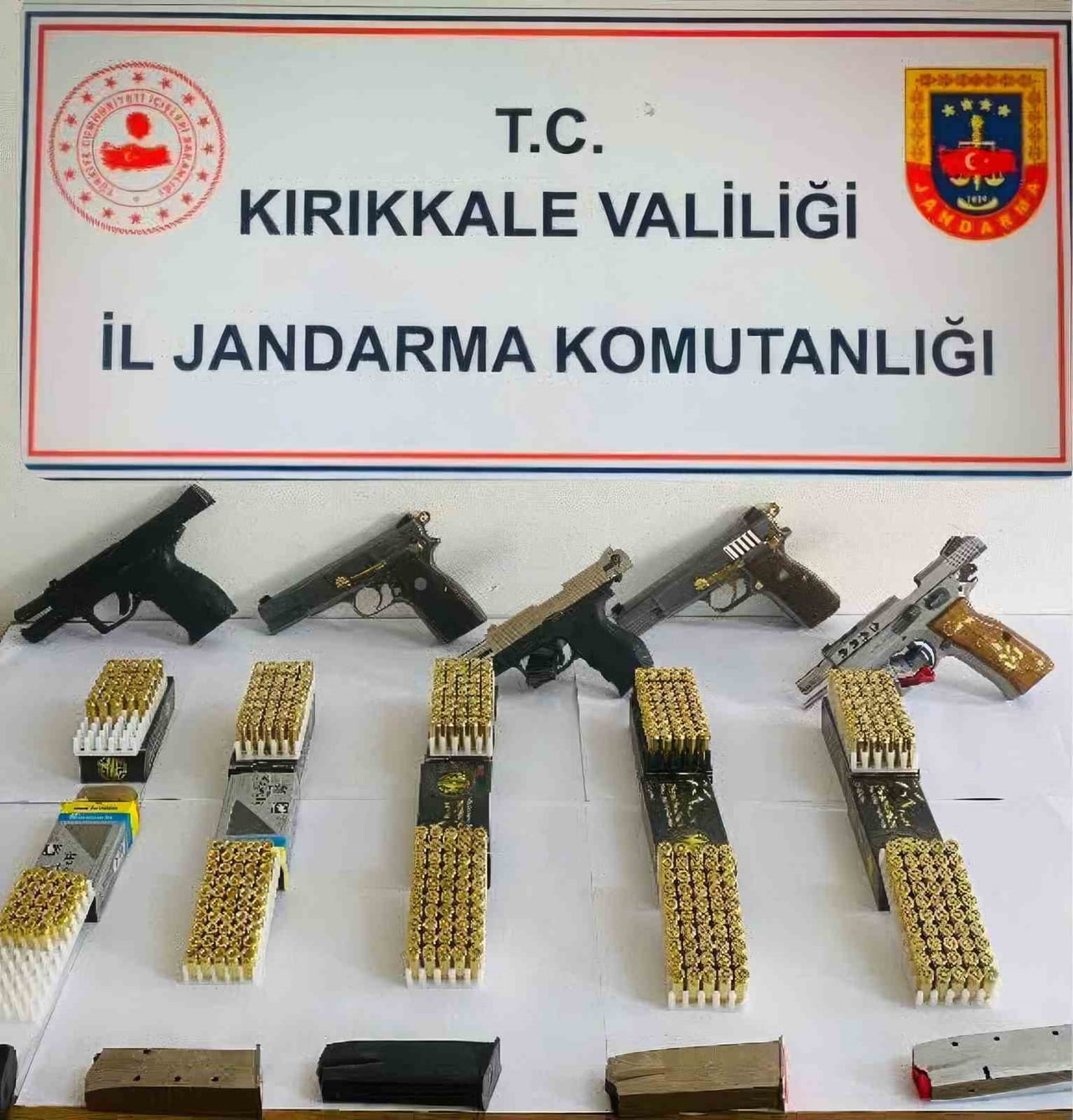 3 ADET RUHSATLI TABANCA, 2 ADET KURUSIKI TABANCA, 467 ADET FİŞEK ELE GEÇİRİLDİ