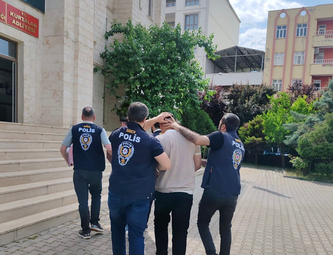 3 ŞÜPHELİ GÖZALTINA ALINDI.