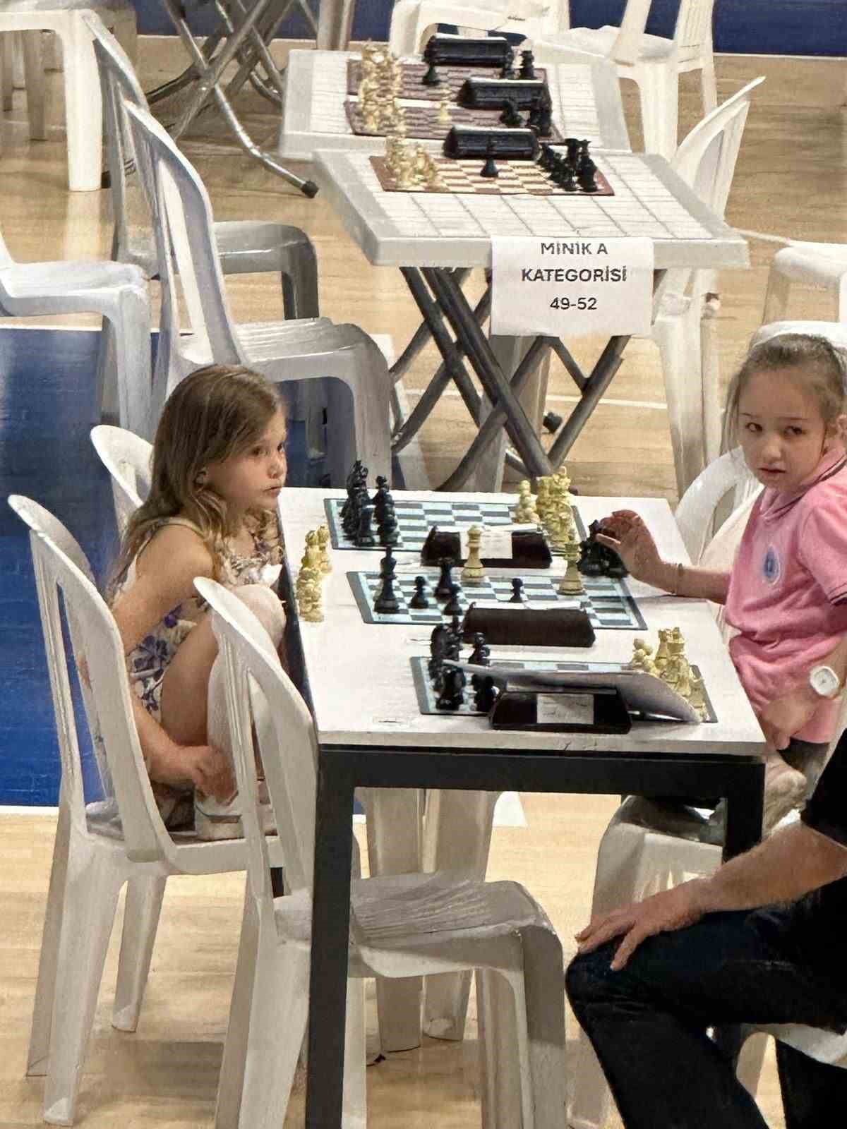 4 YILDIR CİMNASTİKTE VE 3 YILDIR DA SATRANÇ DA EĞİTİM ALDIĞI ÖĞRENİLEN ARYA YAYLACI, GENÇLİK VE...
