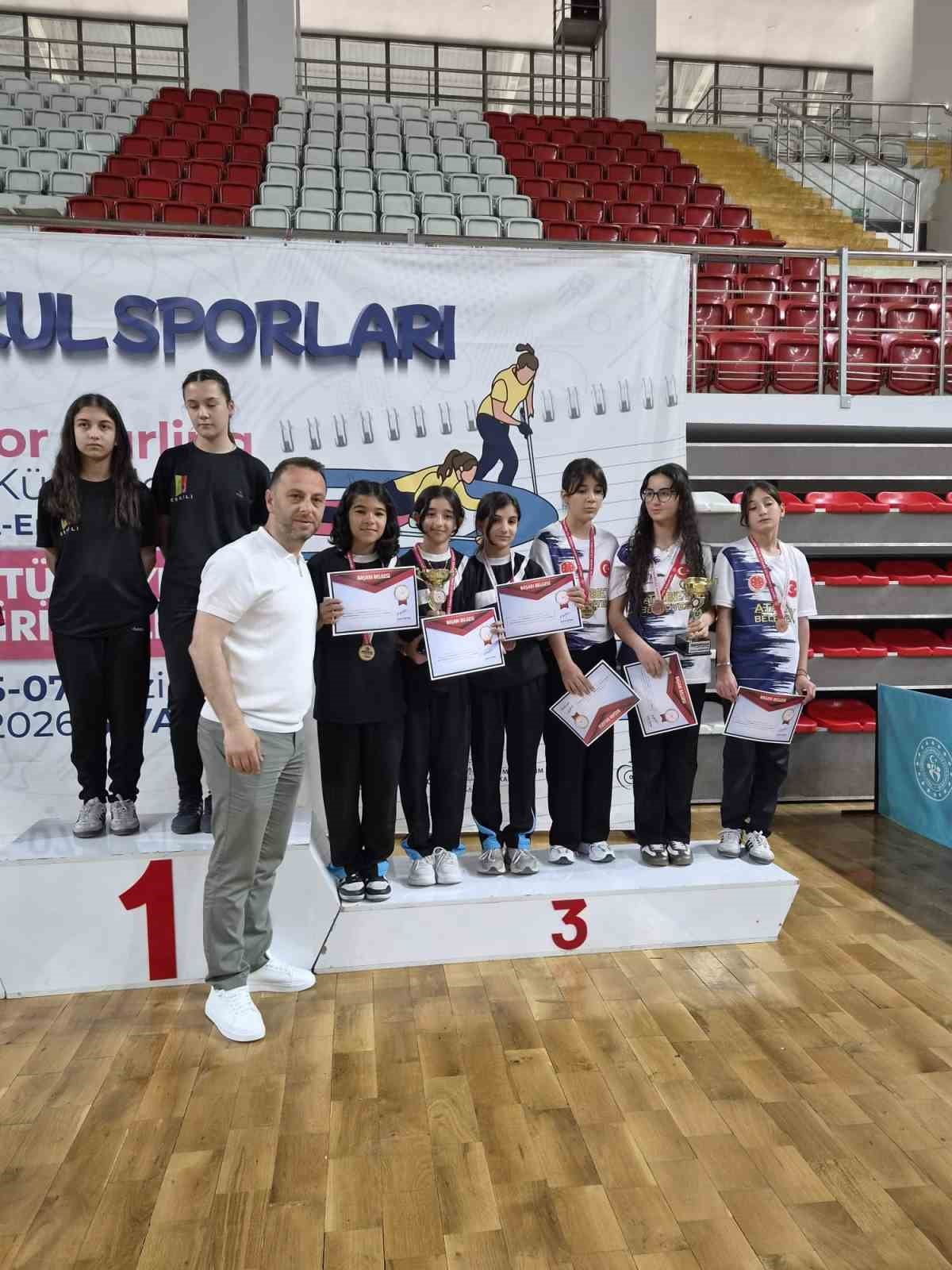 5-7 HAZİRAN TARİHLERİ ARASINDA SİVAS’TA DÜZENLENEN OKUL SPORLARI KÜÇÜK KIZLAR FLOOR CURLİNG...