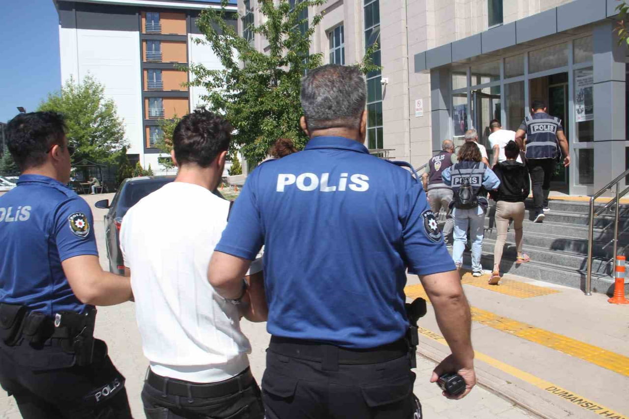 5 ŞÜPHELİ, EMNİYETTEKİ İŞLEMLERİNİN ARDINDAN BEYŞEHİR'DE ADLİYEYE SEVK EDİLDİ.