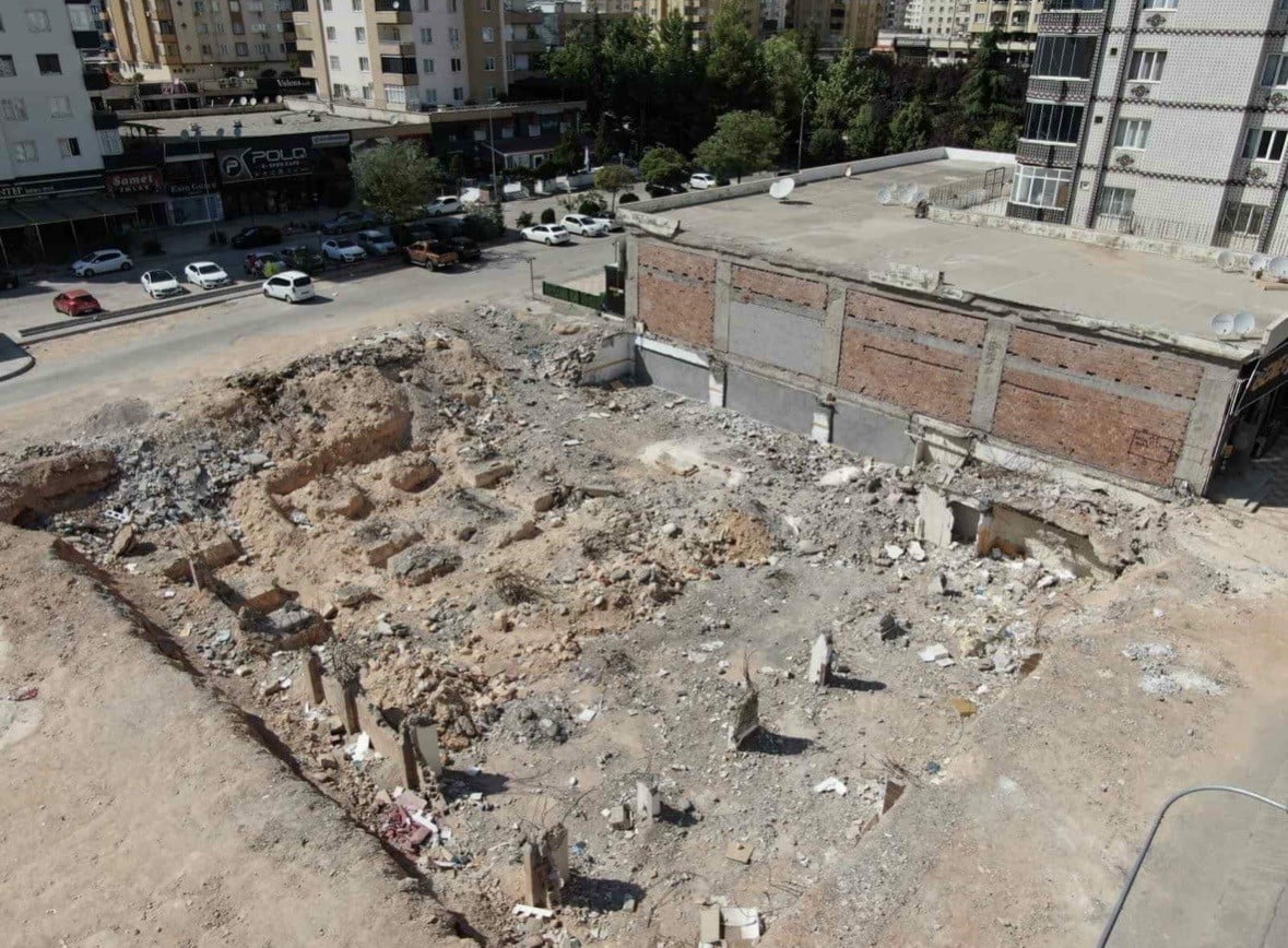 6 ŞUBAT DEPREMLERİNDE GAZİANTEP'TE YIKILAN EMRE APARTMANI'NDA 49 KİŞİ HAYATINI KAYBETMİŞ, 17 KİŞİ...