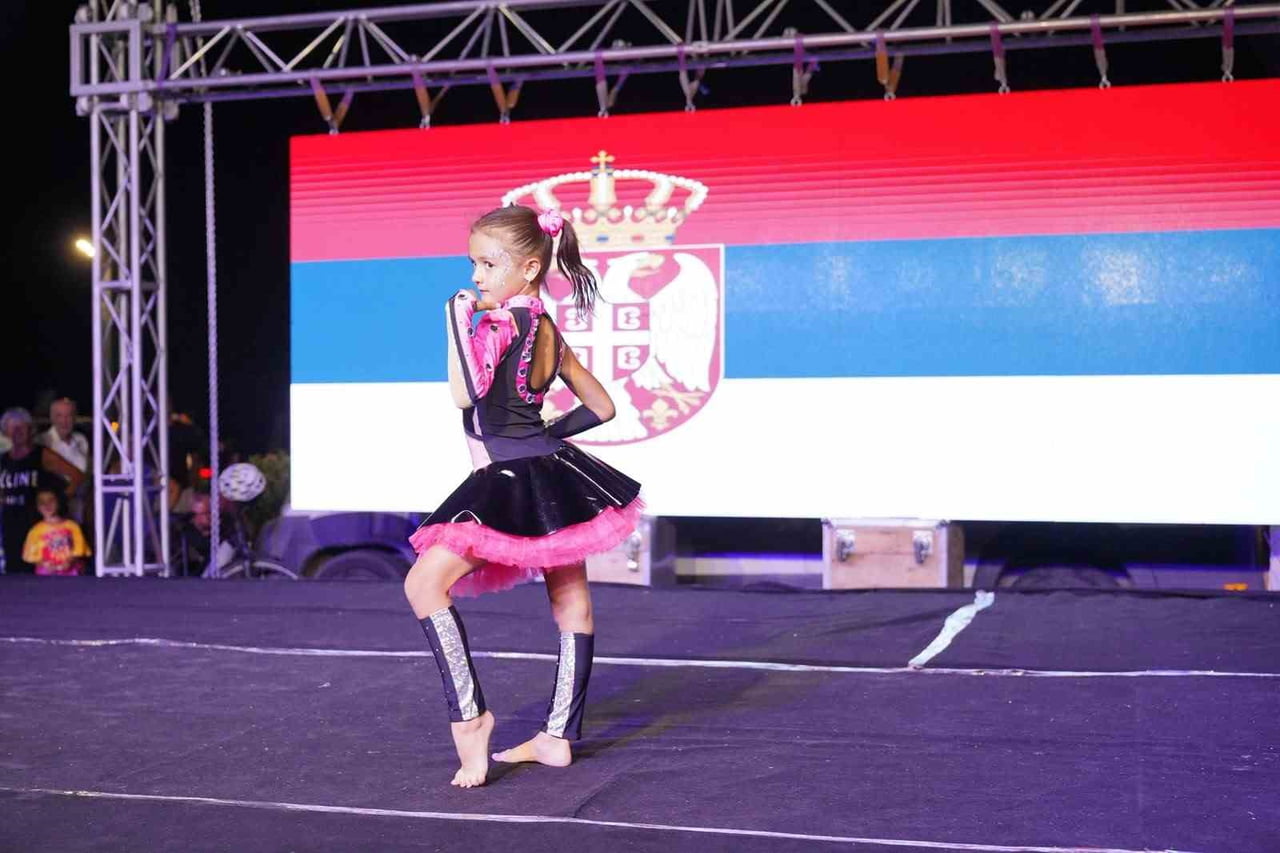 6 ÜLKEDEN 18 HALK DANSLARI EKİBİ, 750 DANSÇI AYVALIK'TA KÜLTÜR KÖPRÜSÜ KURDU