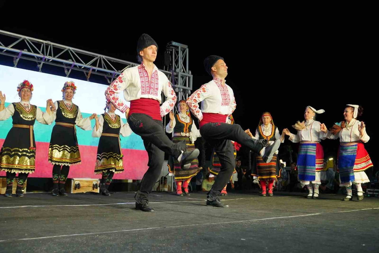 6 ÜLKEDEN 18 HALK DANSLARI EKİBİ, 750 DANSÇI AYVALIK'TA KÜLTÜR KÖPRÜSÜ KURDU