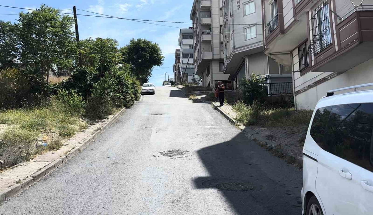 7 YAŞINDAKİ ÇOCUK ARACIN ALTINDA KALDI, AYAĞA KALKIP KOŞARAK EVİNE GİTTİ