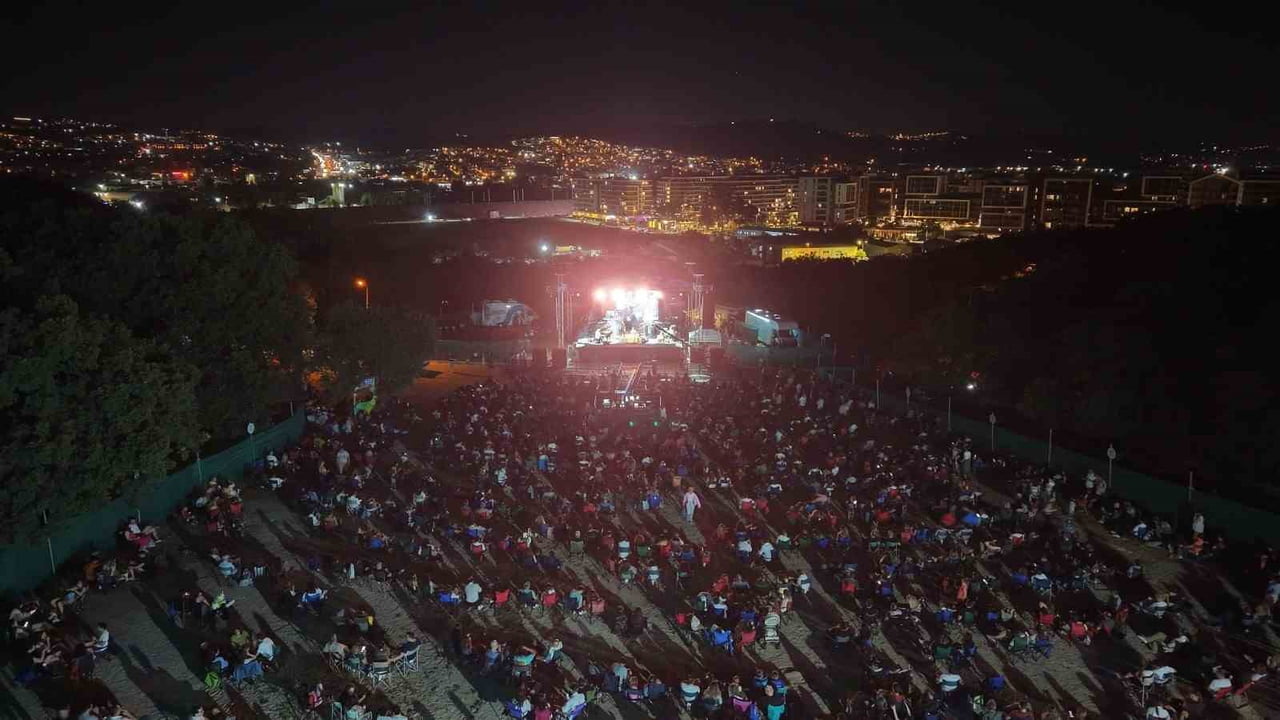 9. ULUSLARARASI NİLÜFER CAZ FESTİVALİ’NİN ÜÇÜNCÜ GÜNÜNDE SAHNE ALAN EMİR ERSOY VE ORKESTRASI...