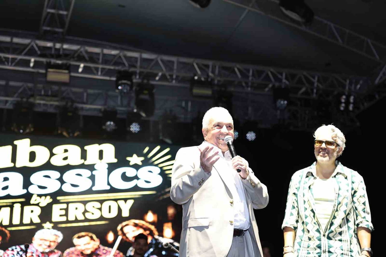 9. ULUSLARARASI NİLÜFER CAZ FESTİVALİ’NİN ÜÇÜNCÜ GÜNÜNDE SAHNE ALAN EMİR ERSOY VE ORKESTRASI...